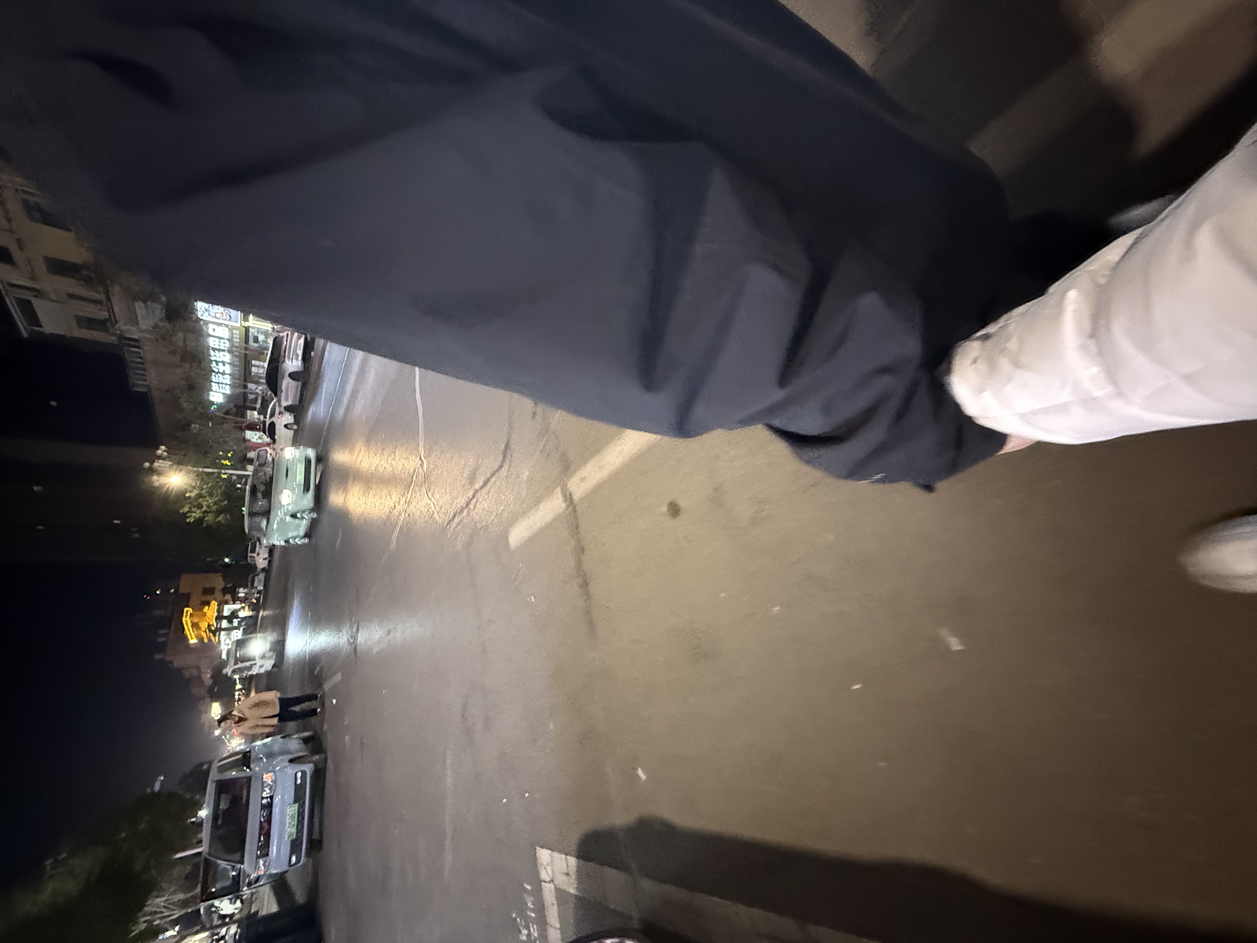牵手走在大街